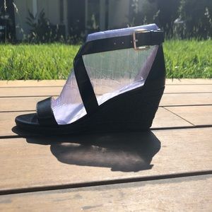 Strappy black wedge Nine West sandals - size 8